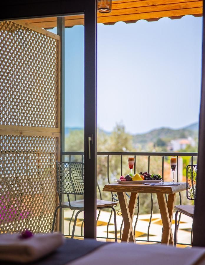 Odanın balkon ve deniz manzarası