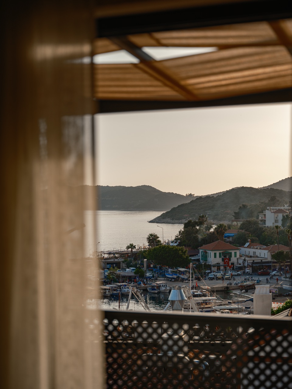 Kaş manzarasının odadan görünümü